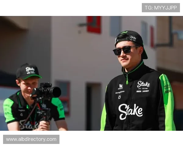 周冠宇开F1回家顺路接娃？这通勤方式也太离谱了